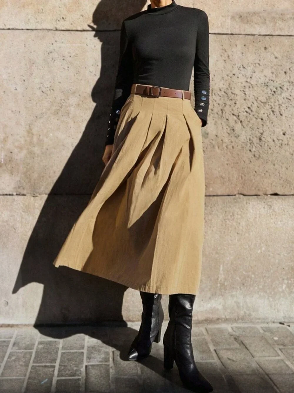 Khaki Pleated Casual Women's Skirt with Detachable Metal Belt and Side Pockets